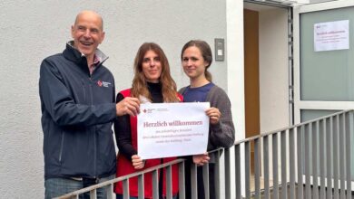 Willkommensschild vor neuer Unterkunft.