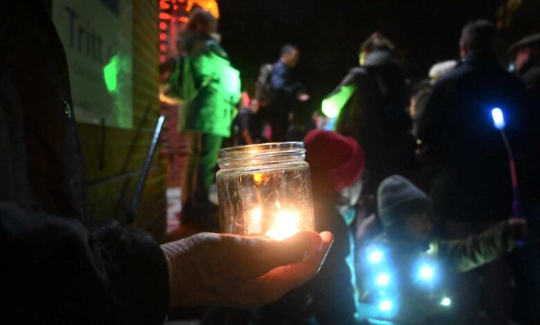 Licht und Erinnerung: „Heimfeld leuchtet“ gedenkt am 9. November der Opfer der Pogromnacht 9 Licht in der Dunkelheit halten