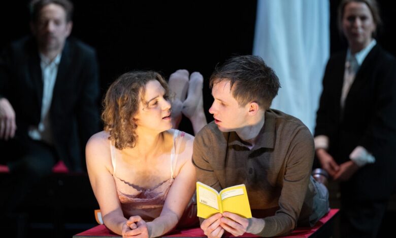 Theaterabend in Buxtehude: Altonaer Theater bringt mit „Der Vorleser“ ein Stück über Liebe, Schuld und Verantwortung auf die Bühne 1 Zwei Personen lesen zusammen ein Buch.