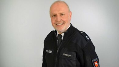 E-Scooter: Immer mehr Unfälle – Polizei mahnt zu Verantwortung und Regelbewusstsein 2 Polizist in Uniform mit Abzeichen