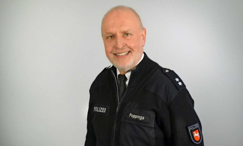 E-Scooter: Immer mehr Unfälle – Polizei mahnt zu Verantwortung und Regelbewusstsein 1 Polizist in Uniform mit Abzeichen