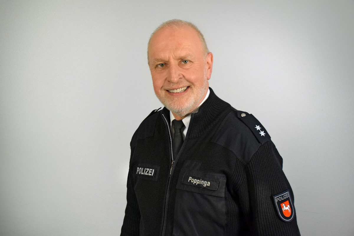 Polizist in Uniform mit Abzeichen