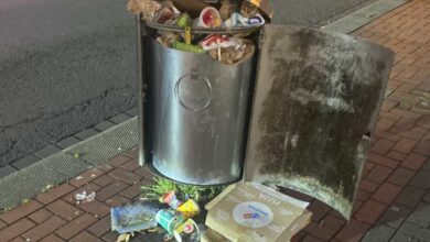 Überfüllter Mülleimer auf der Straße