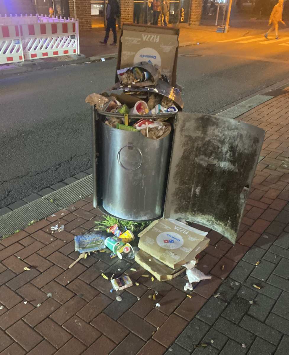 Überfüllter Mülleimer auf der Straße