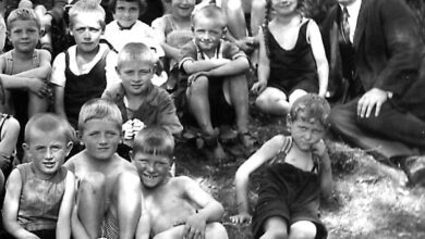 Kinder und Lehrer im Freien.