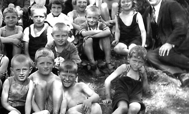 Erinnern für die Zukunft: Harburger Gedenktage 2025 setzen starkes Zeichen gegen das Vergessen 5 Kinder und Lehrer im Freien.
