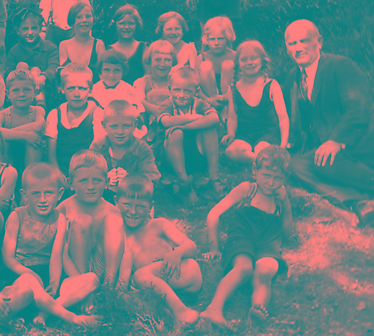 Kinder und Lehrer im Freien.