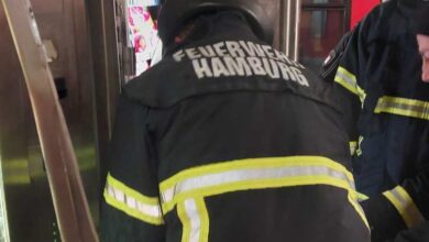 Feuerwehrleute an einem Automaten