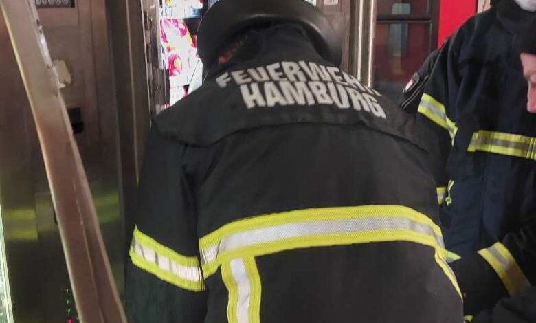 Mit Arm im Snackautomaten gefangen: Feuerwehr befreit 33-Jährigen in Hamburg-Eidelstedt nach nächtlicher „Süßigkeiten-Aktion“ 18 Feuerwehrleute an einem Automaten