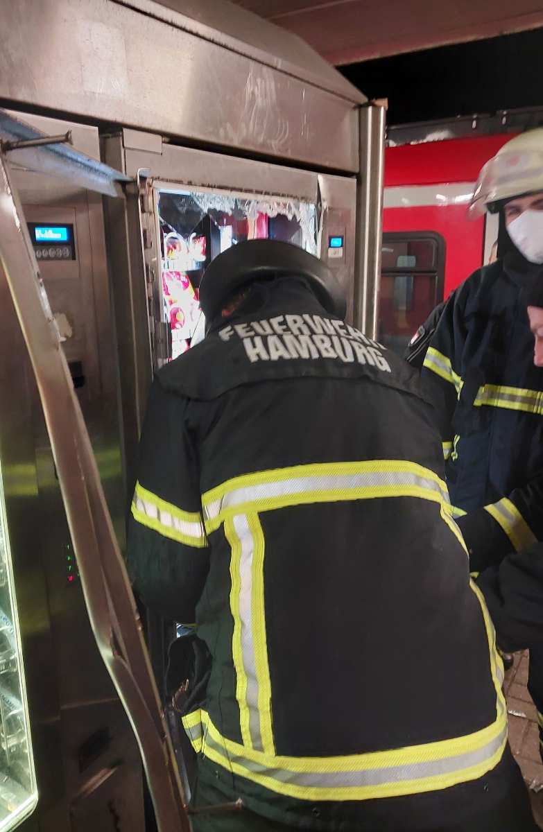 Feuerwehrleute an einem Automaten