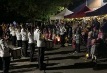 Laternenfest mit Musik und Menschen