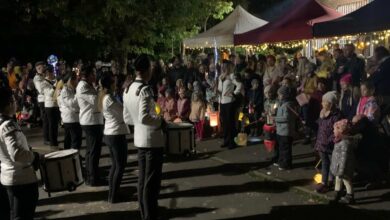 Laternenfest mit Musik und Menschen