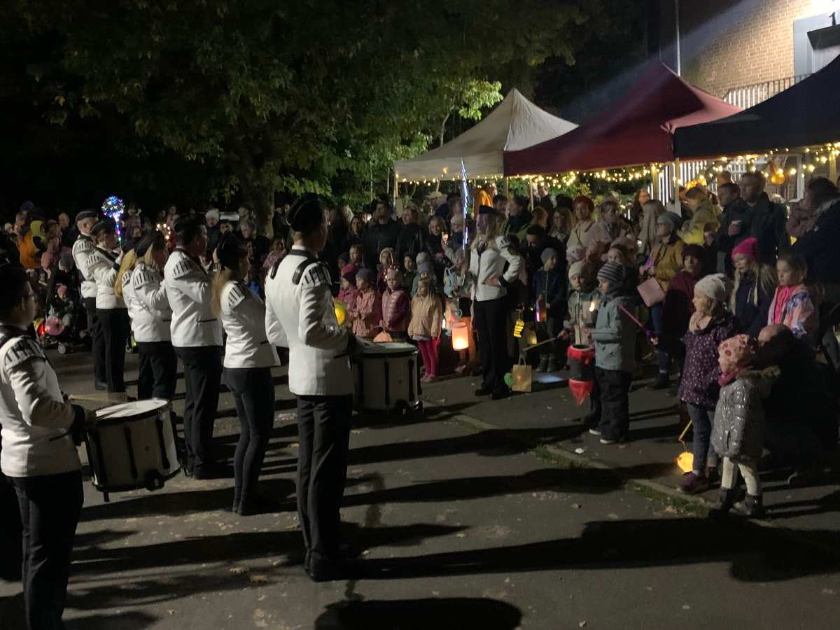 Laternenfest mit Musik und Menschen
