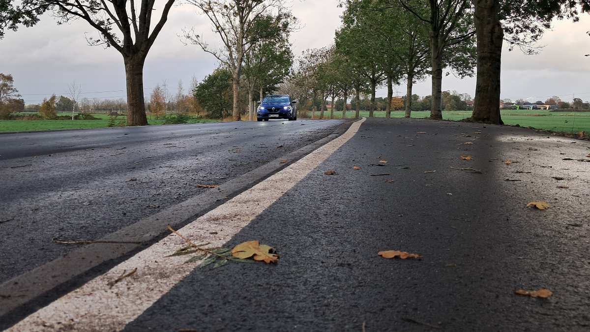 Straße Am Hohenwedel in Stade wieder frei: Sanierung zwei Wochen früher beendet 1 Neue Straße mit herbstlichen Blättern