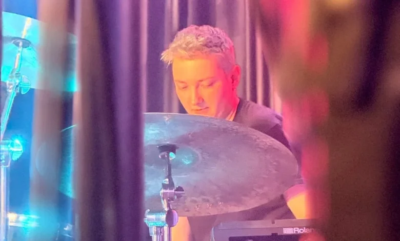 Trommeln lernen im Einzelunterricht: Schlagzeug-Workshop im Kulturhaus Süderelbe am 22. Oktober 7 Schlagzeuger spielt in buntem Licht