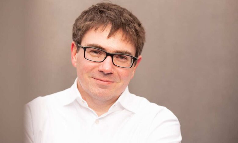 Zeitreise ins Jahr 1946: Dr. Hauke Friederichs liest im Kulturhaus Süderelbe aus seinem Bestseller 6 Mann mit weißem Hemd, neutraler Hintergrund.