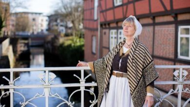 Buxtehude lädt im November zu Stadtführungen und spannenden Themenrundgängen durch Geschichte und Kultur 2 Frau in historischer Kleidung am Wasser.