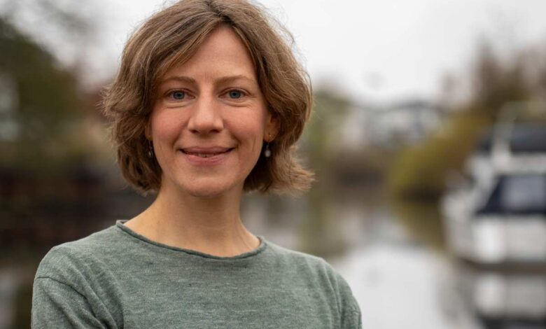 Grüne laden zur Verkehrssprechstunde in Neugraben-Fischbek – Austausch zu Mobilität, StadtRAD und E-Rollern 14 Frau am Wasser mit unscharfem Hintergrund.