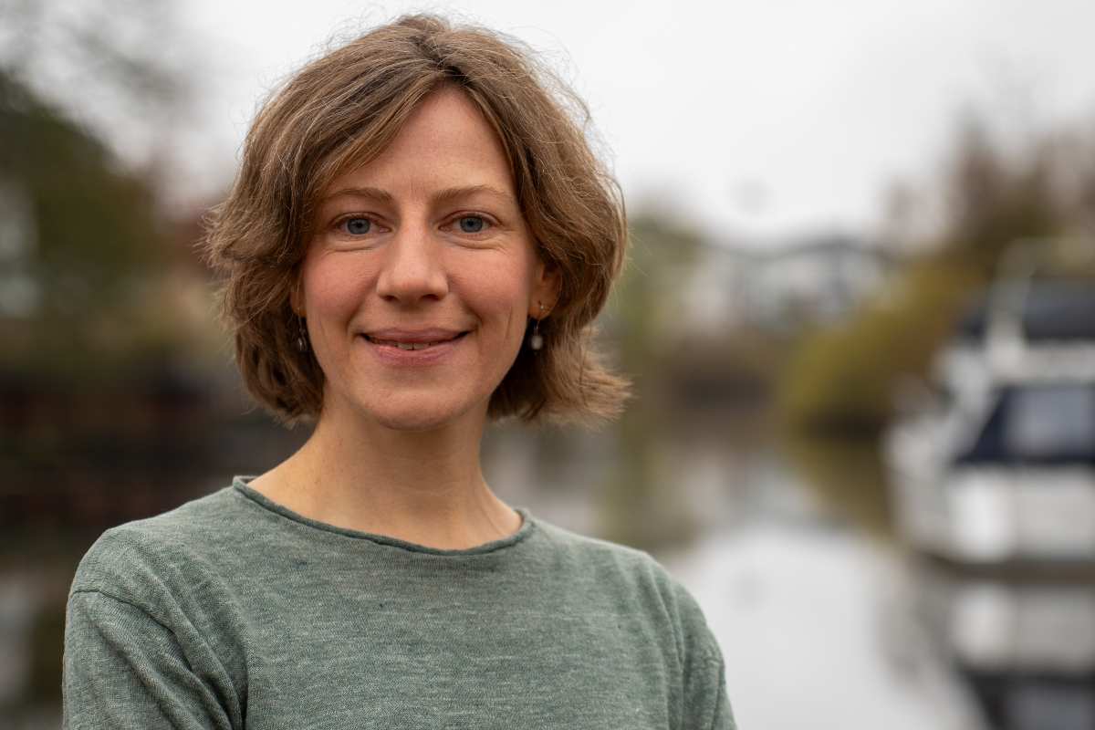 Frau am Wasser mit unscharfem Hintergrund.