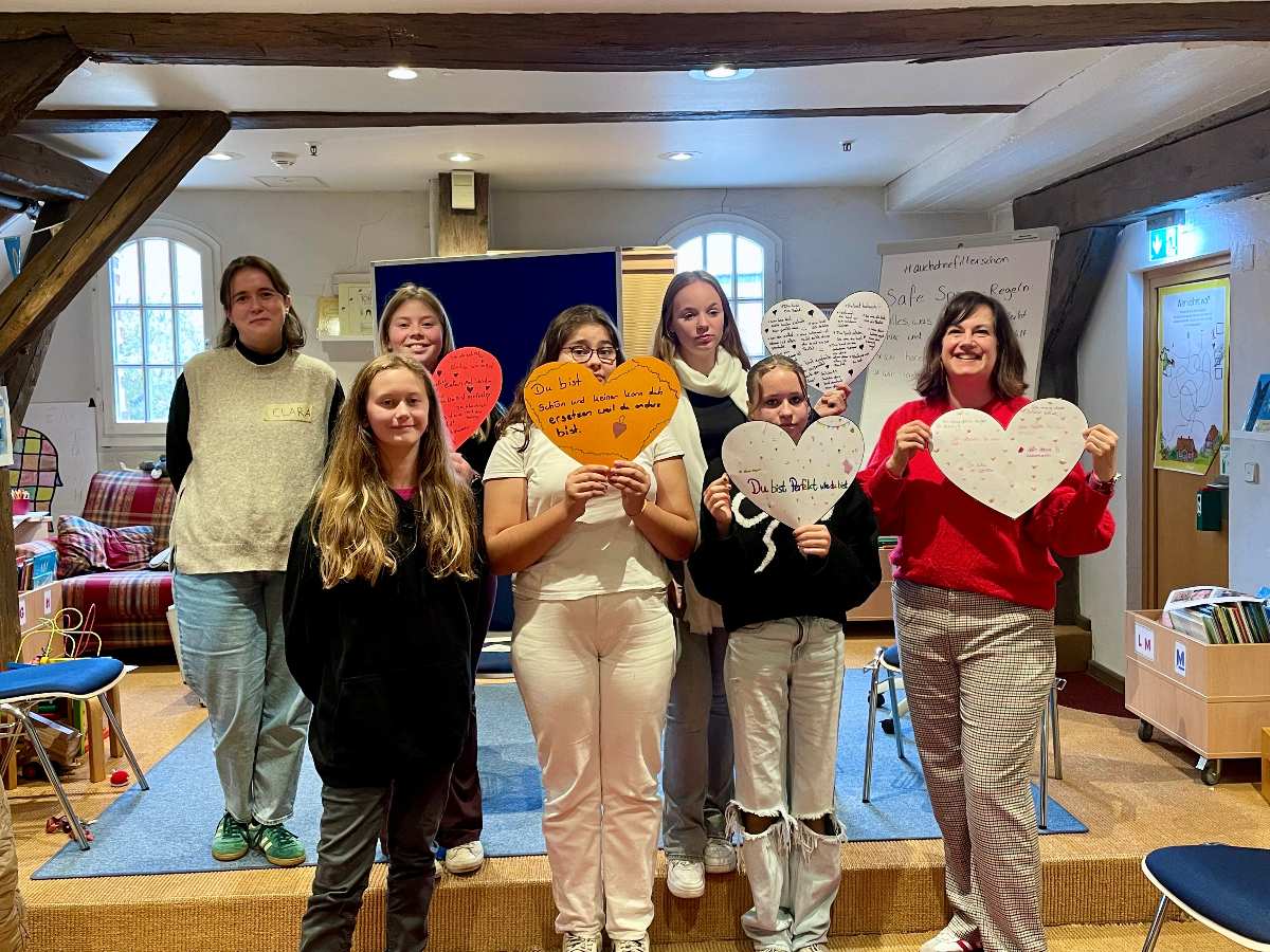 Winsen setzt Zeichen zum Weltmädchentag: Workshop #ohnefilterglücklich stärkt Selbstbewusstsein junger Mädchen 1 Gruppe mit Herzen in der Hand