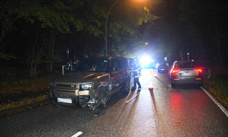 Schwerer Unfall im Ehestorfer Heuweg: Mercedes kollidiert mit Land Rover – Straße fast zwei Stunden gesperrt 11 Unfall zwischen Mercedes und Land Rover