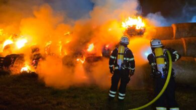 Feuerwehr löscht brennende Strohballen