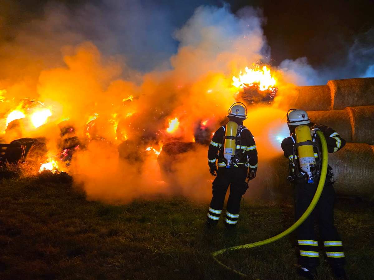 Feuerwehr löscht brennende Strohballen