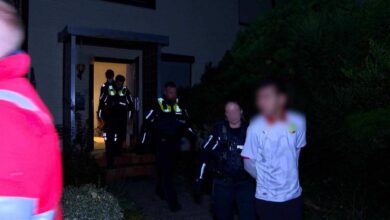 Polizei bei nächtlicher Durchsuchung.
