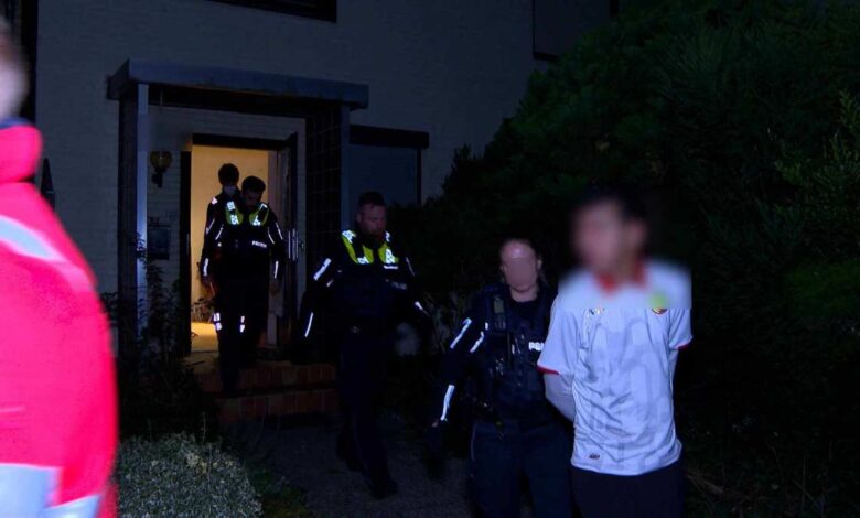 Razzia im Daerstorfer Weg: Polizei findet nach Hinweis auf Waffen- und Drogendelikte nur Drogenutensilien 2 Polizei bei nächtlicher Durchsuchung.