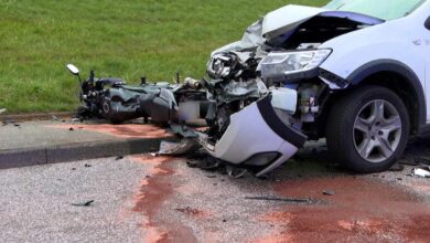Schwerer Unfall mit beschädigten Fahrzeugen