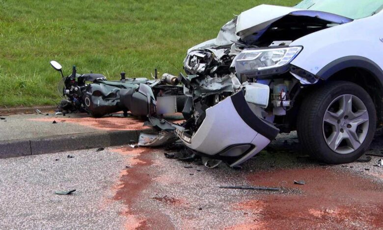 Schwerer Unfall mit beschädigten Fahrzeugen