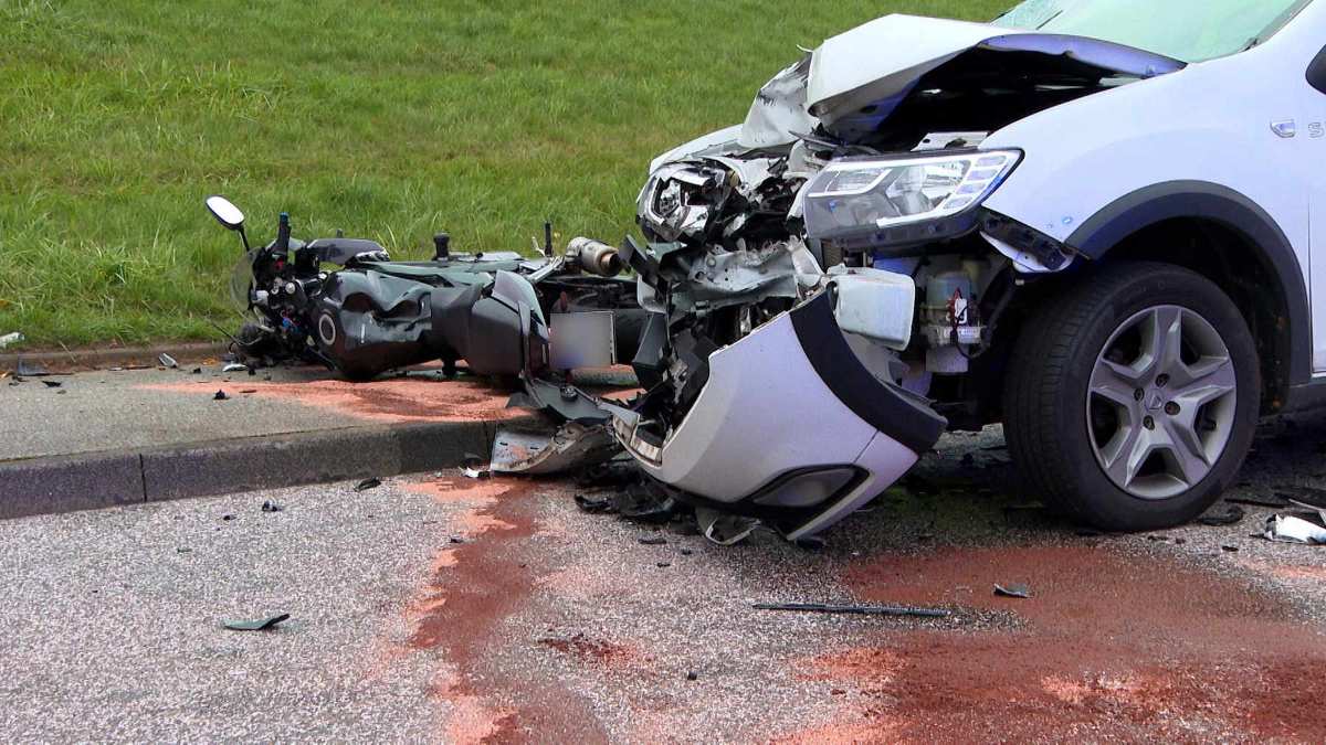 Schwerer Unfall mit beschädigten Fahrzeugen