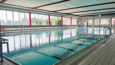 Helles Hallenbad mit Schwimmerbecken