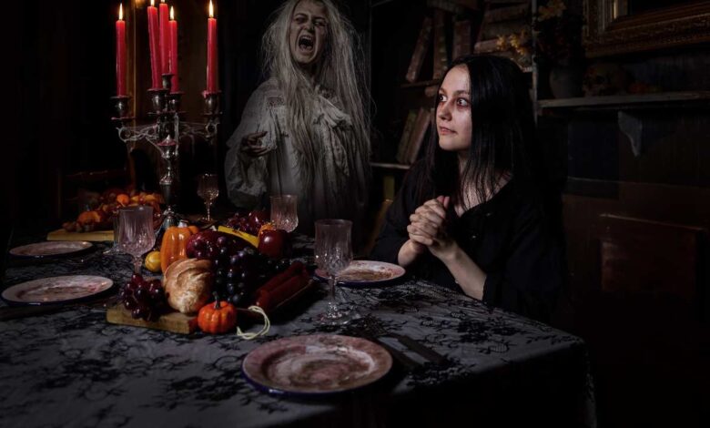 „Samhain“ im Hamburg Dungeon: Halloween-Show bringt Geister, Gänsehaut und düstere Legenden 5 Düstere Tafel mit gruseliger Dekoration.