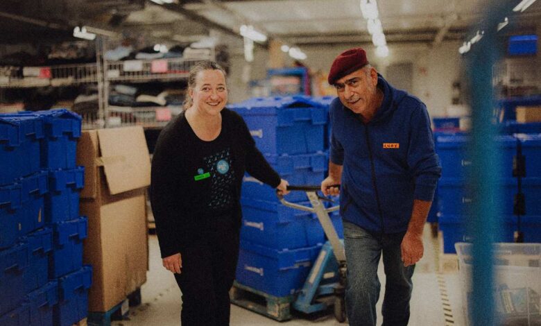 Menschen arbeiten in einem Lager.