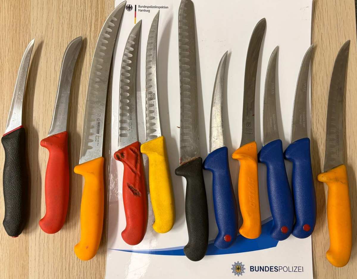Verschiedene Messer mit bunten Griffen