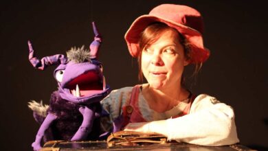 Puppenspieler mit lila Marionette