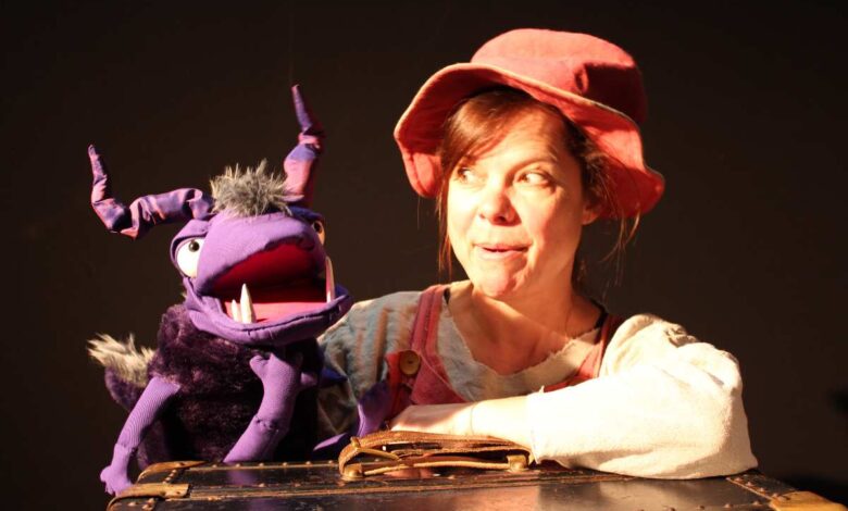 Mutmach-Theater und Suppe: „Wild + gefährlich“ bringt am 2. November Familien ins Kulturhaus Süderelbe 2 Puppenspieler mit lila Marionette