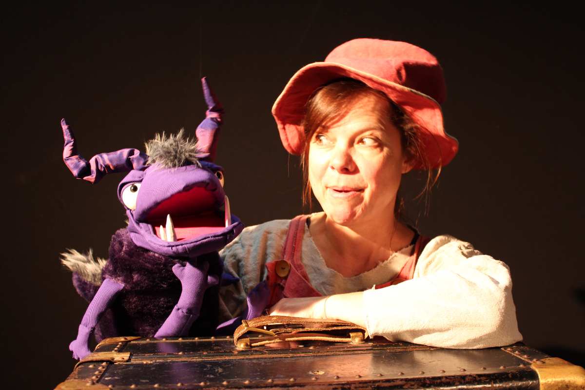 Puppenspieler mit lila Marionette
