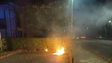Zwei Baustellentoiletten in Buxtehude angezündet – Polizei ermittelt wegen Brandstiftung und sucht Zeugen 3 Feuer brennt an der Hecke