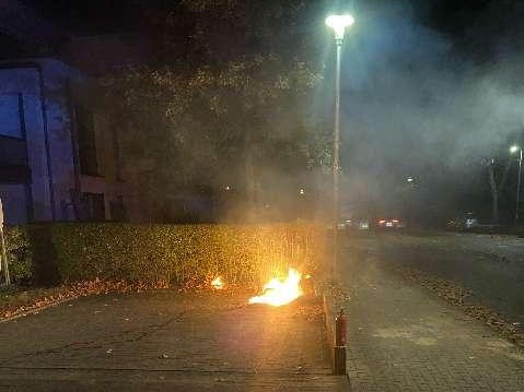 Zwei Baustellentoiletten in Buxtehude angezündet – Polizei ermittelt wegen Brandstiftung und sucht Zeugen 17 Feuer brennt an der Hecke