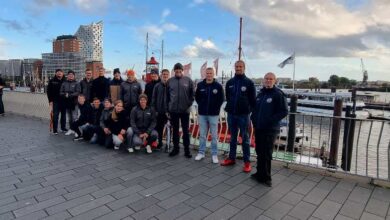 Gruppe von Menschen am Hafen