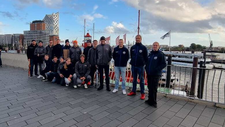 Bayerische Feuerwehr aus Wemding zu Gast in Maschen – Freundschaftstreffen mit vielen Highlights 7 Gruppe von Menschen am Hafen