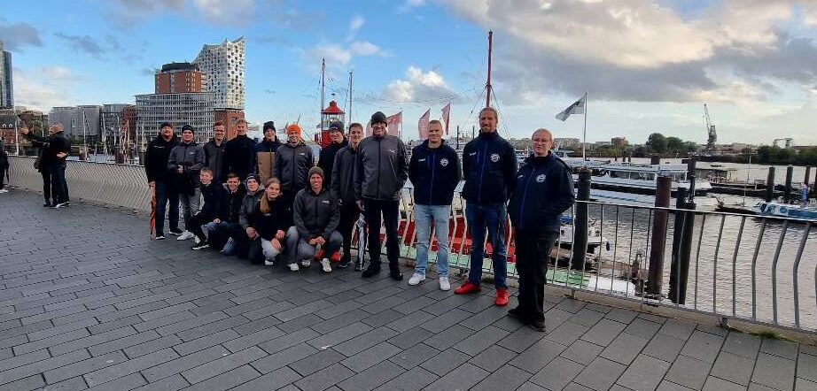 Gruppe von Menschen am Hafen
