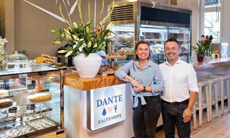 Café mit frischen Backwaren und Blumen.