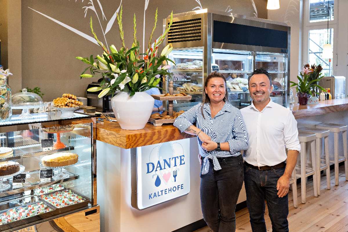 Café mit frischen Backwaren und Blumen.