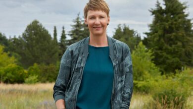 Zwischen Tannen, Täuschungen und Tiefgang: Kristina Hauffs „Schattengrünes Tal“ in der Schmökerei 2 Frau in der Natur, lächelnd, casual.