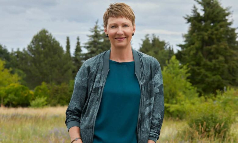 Zwischen Tannen, Täuschungen und Tiefgang: Kristina Hauffs „Schattengrünes Tal“ in der Schmökerei 10 Frau in der Natur, lächelnd, casual.