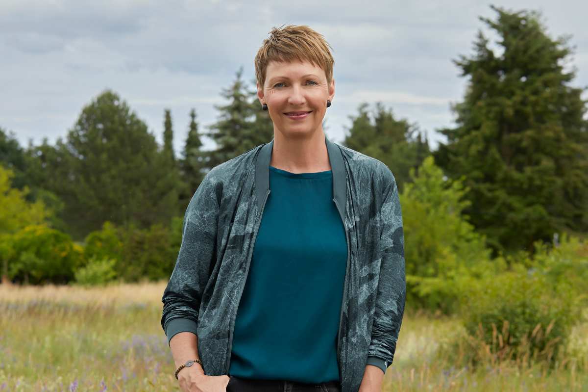 Frau in der Natur, lächelnd, casual.