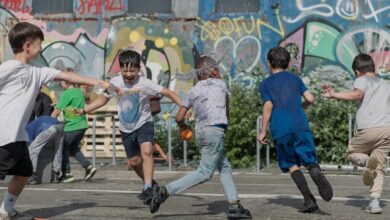 Lüttville e.V. eröffnet neuen Kultur- und Bildungsort in Wilhelmsburg – Treffpunkt für Kinder, Jugendliche und Familien 2 Kinder spielen im Freien.